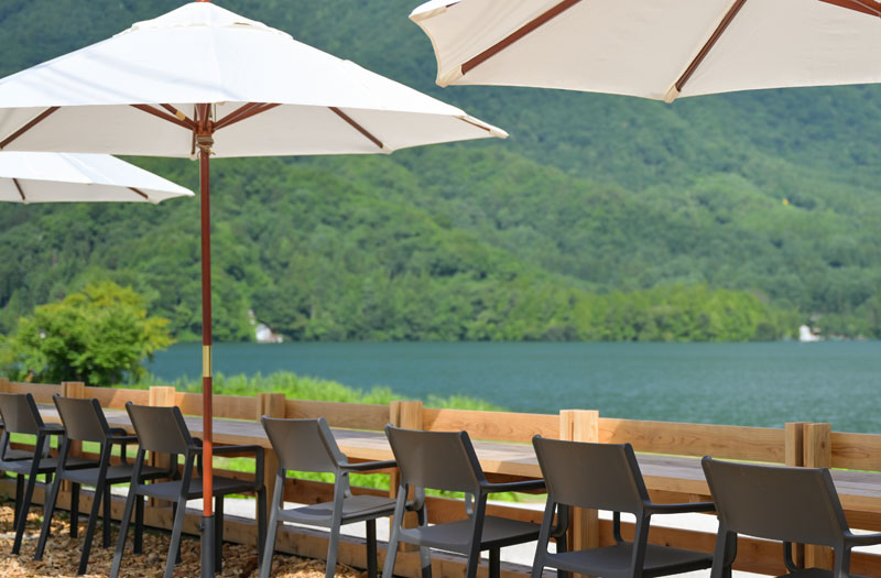 店舗横にはテイクアウト利用者向けのカウンター席があり、湖沿いにも別途椅子が用意されています