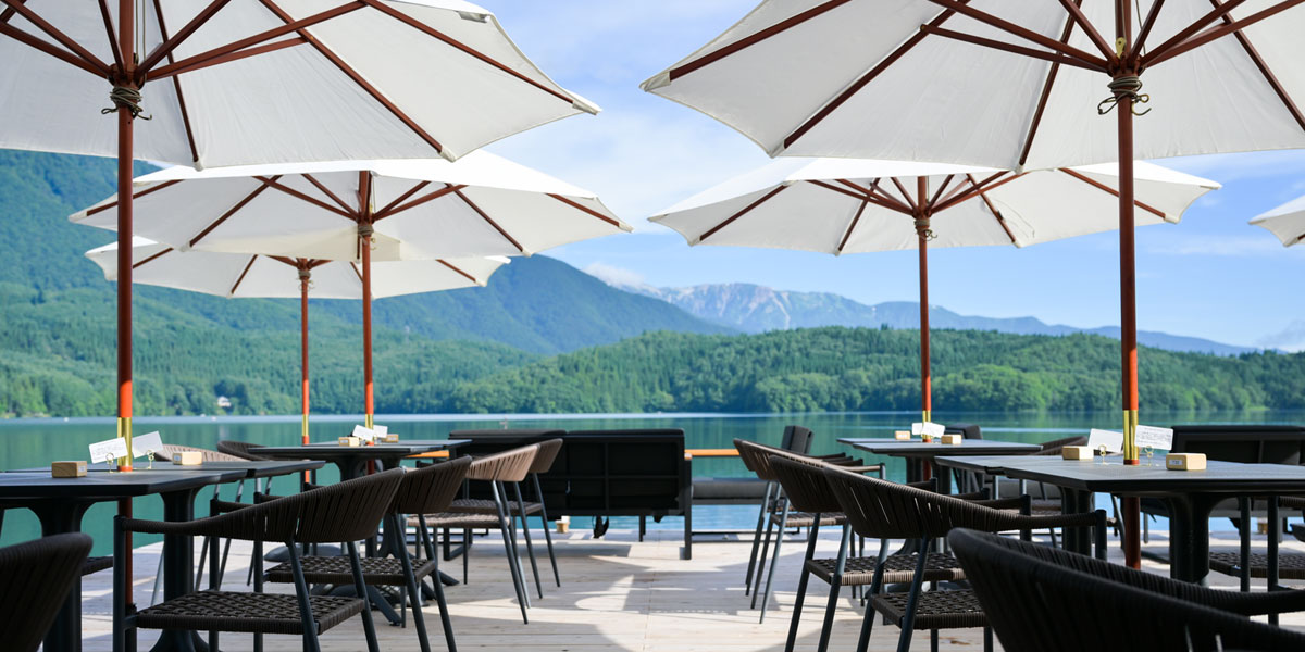 【長野県大町市】透明度抜群な湖が目の前！「ao LAKESIDE CAFE」癒やしの絶景のなかで堪能するアクティビティ＆グルメ
