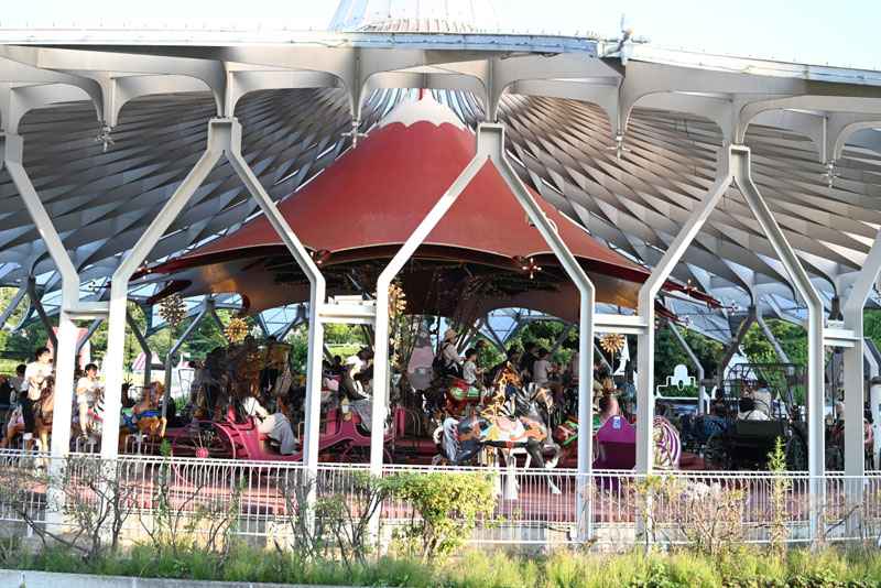 メリーゴーラウンドは、富士見展望塔から坂を下りて左手に