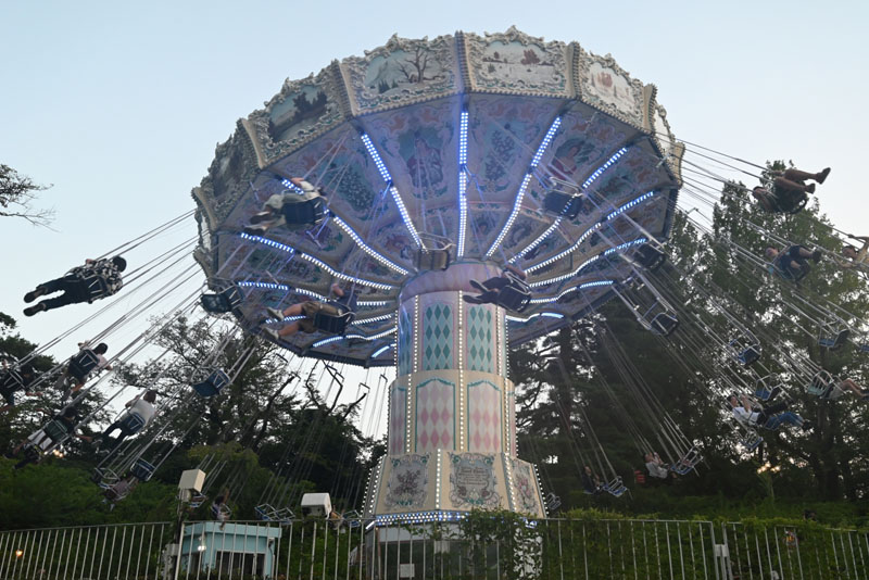 回転空中ブランコは、メリーゴーラウンドから様々なアトラクションが遊べる「レッツゴー！レオランド」を抜けた先にあります