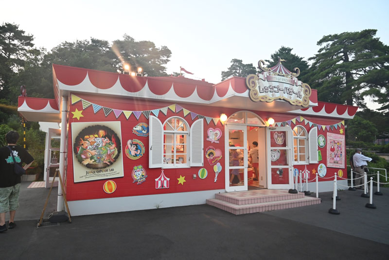 「レッツゴー！バザール」はメリーゴーラウンドの近くにあります