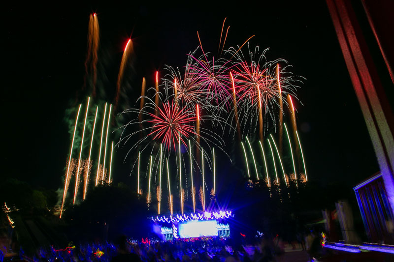 会場の間近で打ち上る花火は圧巻です！