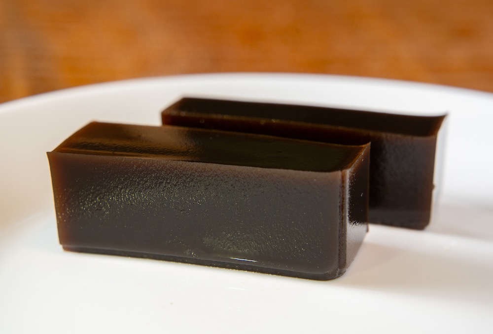 「黒蜜水羊羹」小750円、大1400円