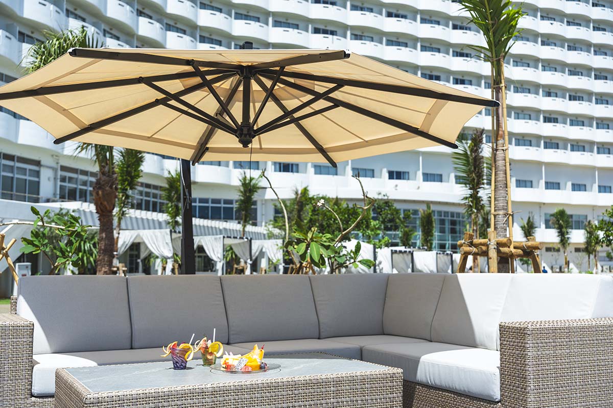 カバナやソファ席にはドリンクとフルーツプレートの提供が含まれています