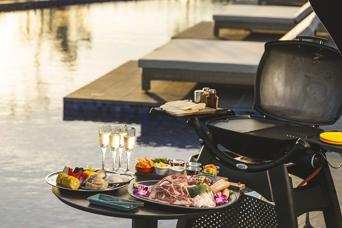 あぐー豚やシークワーサーなど、沖縄ならではの食材や味付けのメニューも