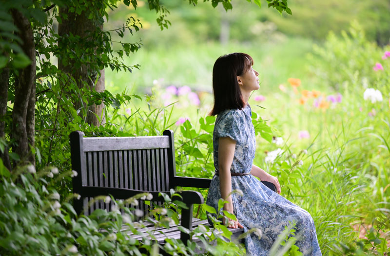 涼しげな水音と小鳥のさえずりを聞きながら、ベンチでひと休み