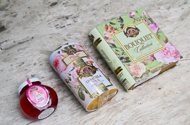 左から「ローズエリキシール」(250g)1300円、「イングリッシュローズ・ディンブラ」2160円、「ブーケアソート」2490円