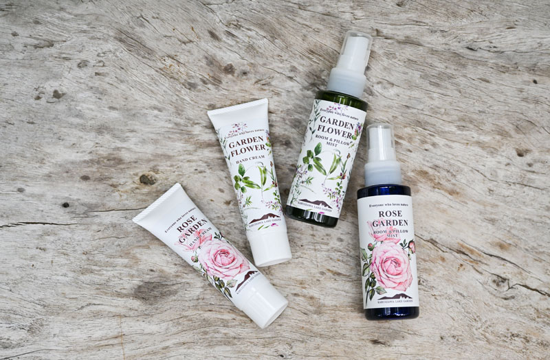 左から、「ハンドクリーム」ローズガーデン・ガーデンフラワー(各40g)各1650円、「ルーム＆ピローミスト」ガーデンフラワー・ローズガーデン(各100ml)各1900円