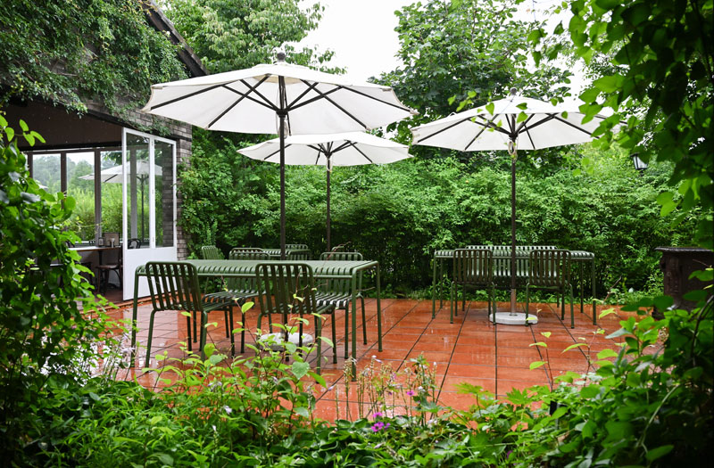 ワンちゃん連れもOKのテラス席も