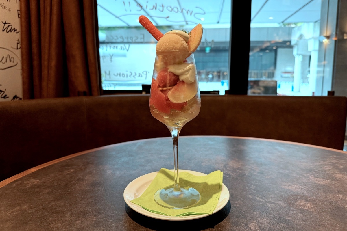 「桃のパフェ」2268円