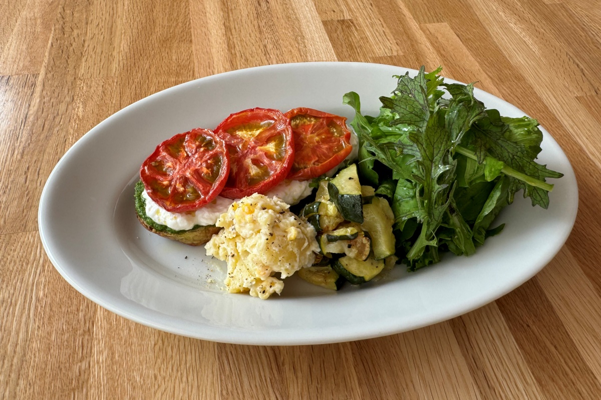 「ブラッタチーズ/春菊ペースト/セミドライトマト」1500円