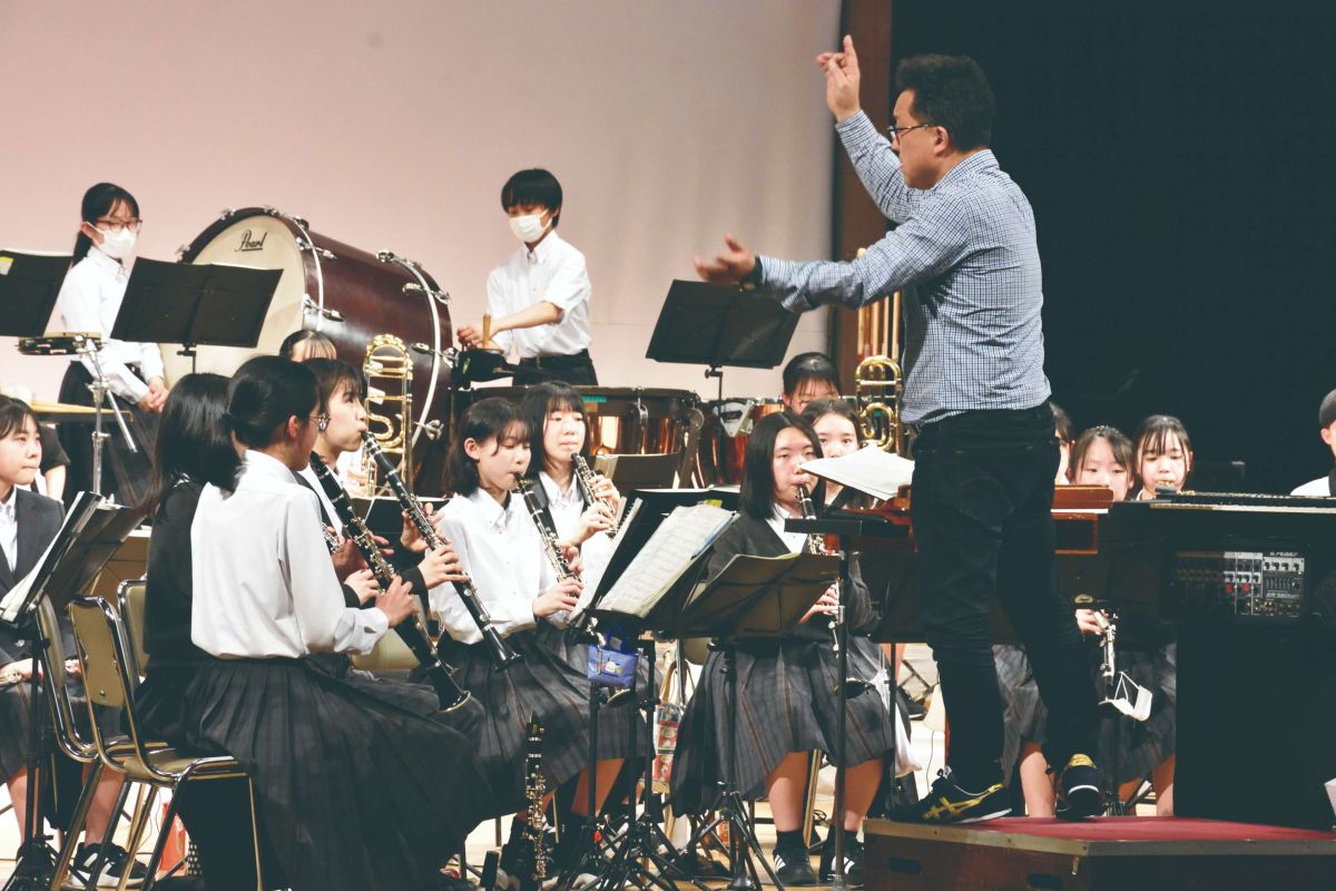 リハーサルで指揮をする山上隆弘先生