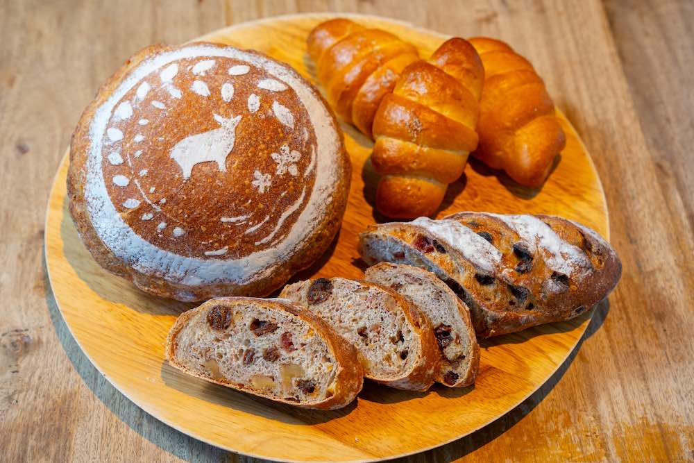 （左上）「パン ド カンパーニュ」900円、（右上）「塩パン」3個500円（下）「パン オ フリュイ」1本800円、ハーフ500円