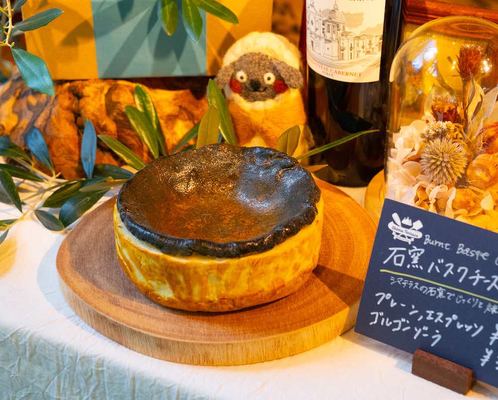 「石窯バスクチーズケーキ」ホール3300円〜、店内は1ピース650円〜