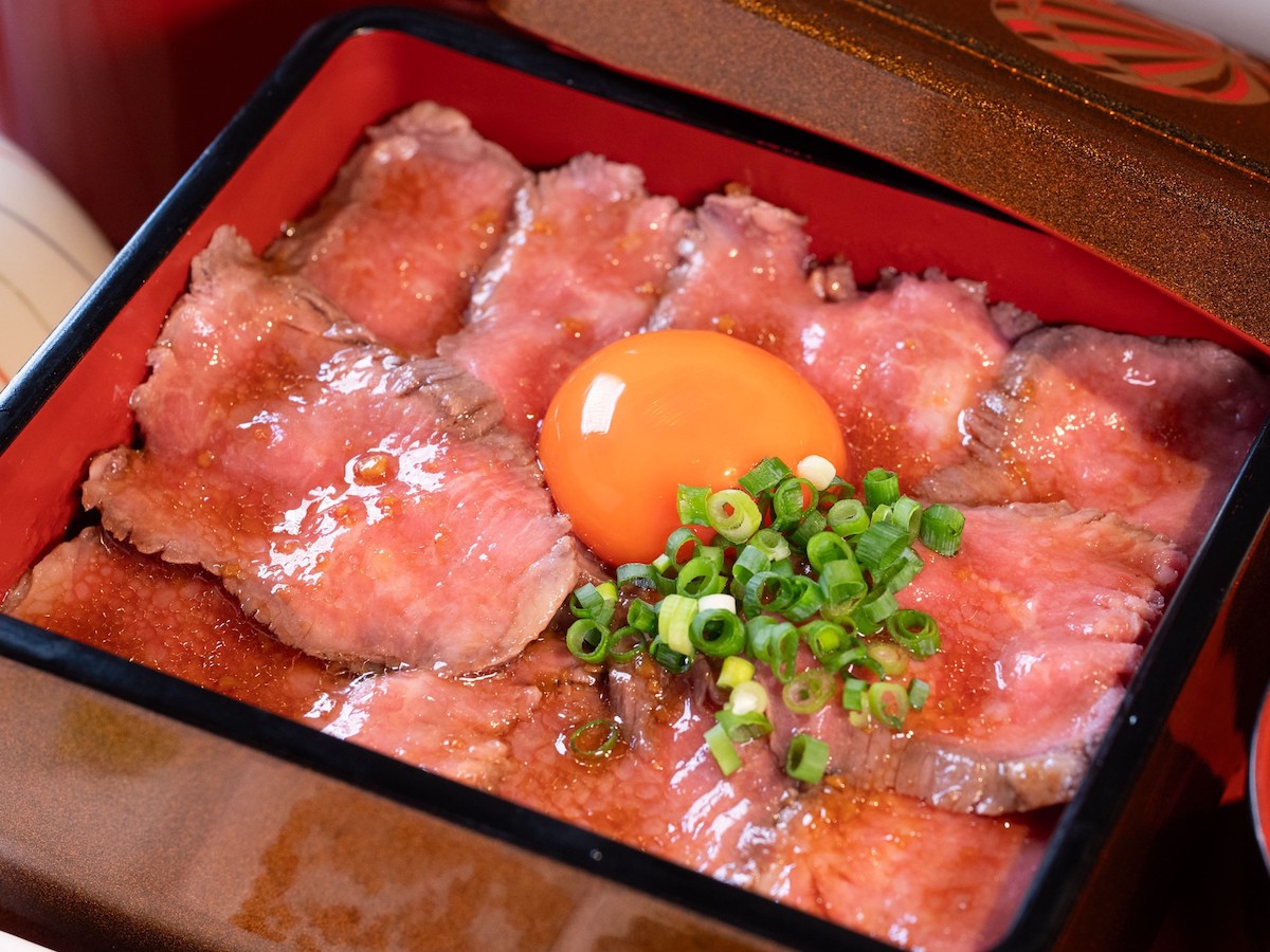 「牛ひつまぶし重（ローストビーフ）」 1000円  ※薬味、ひつまぶしだし、味噌汁、お新香付き