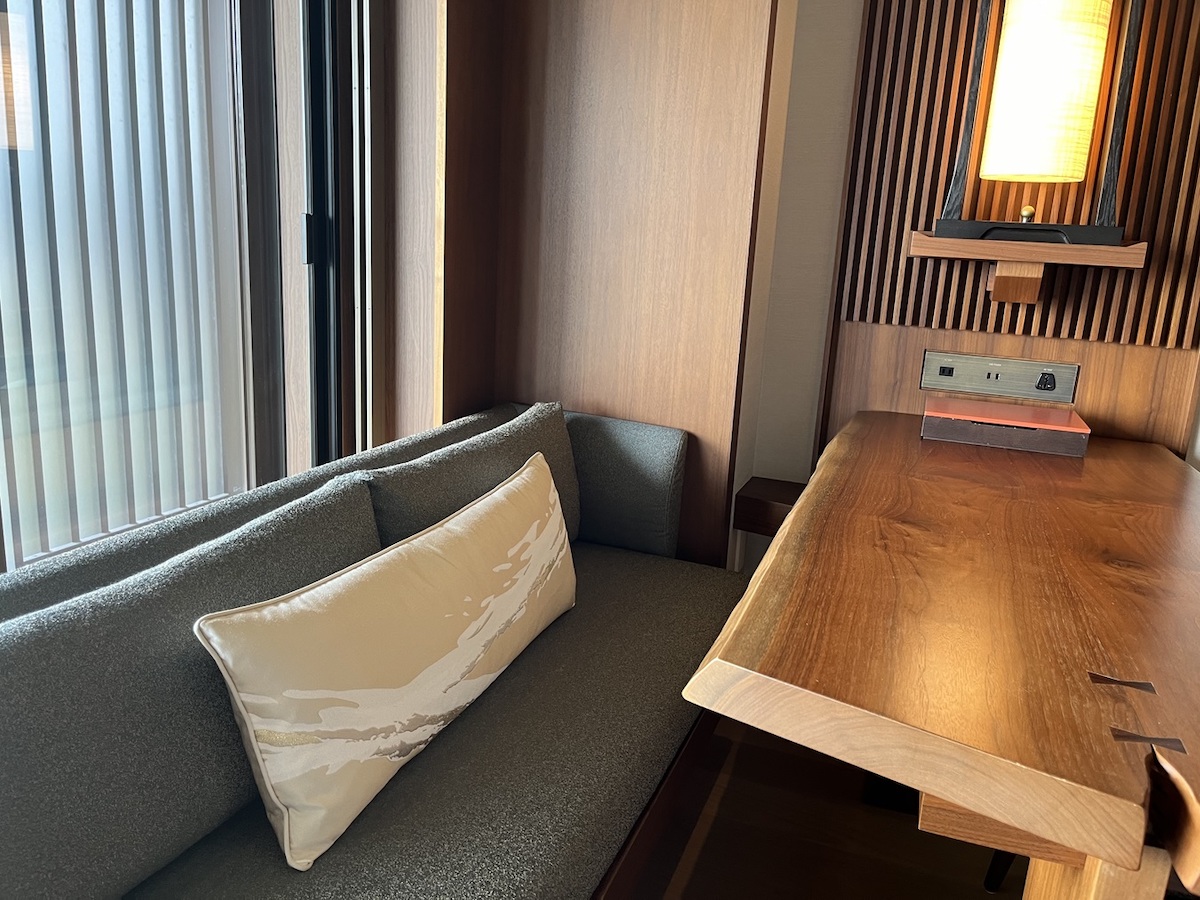 格調高い一枚板のテーブル