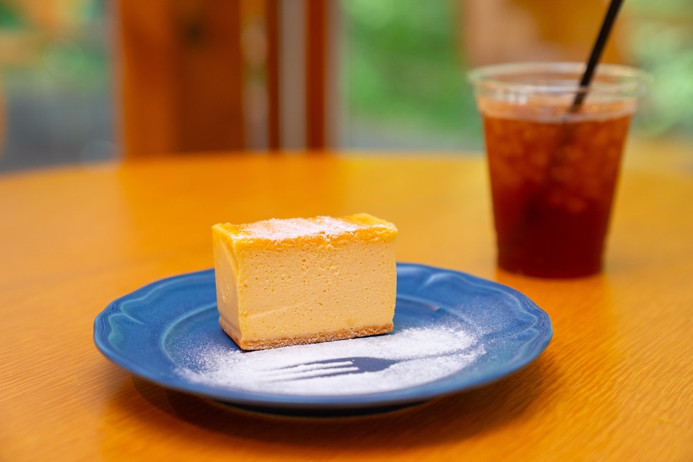 特製ケーキ「フロマージュ」単品660円、ダージリンティー660円、ドリンクセットの場合は1100円