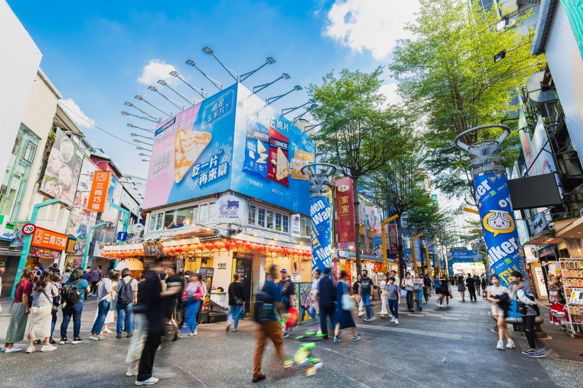 賑わいを見せる西門の街並み