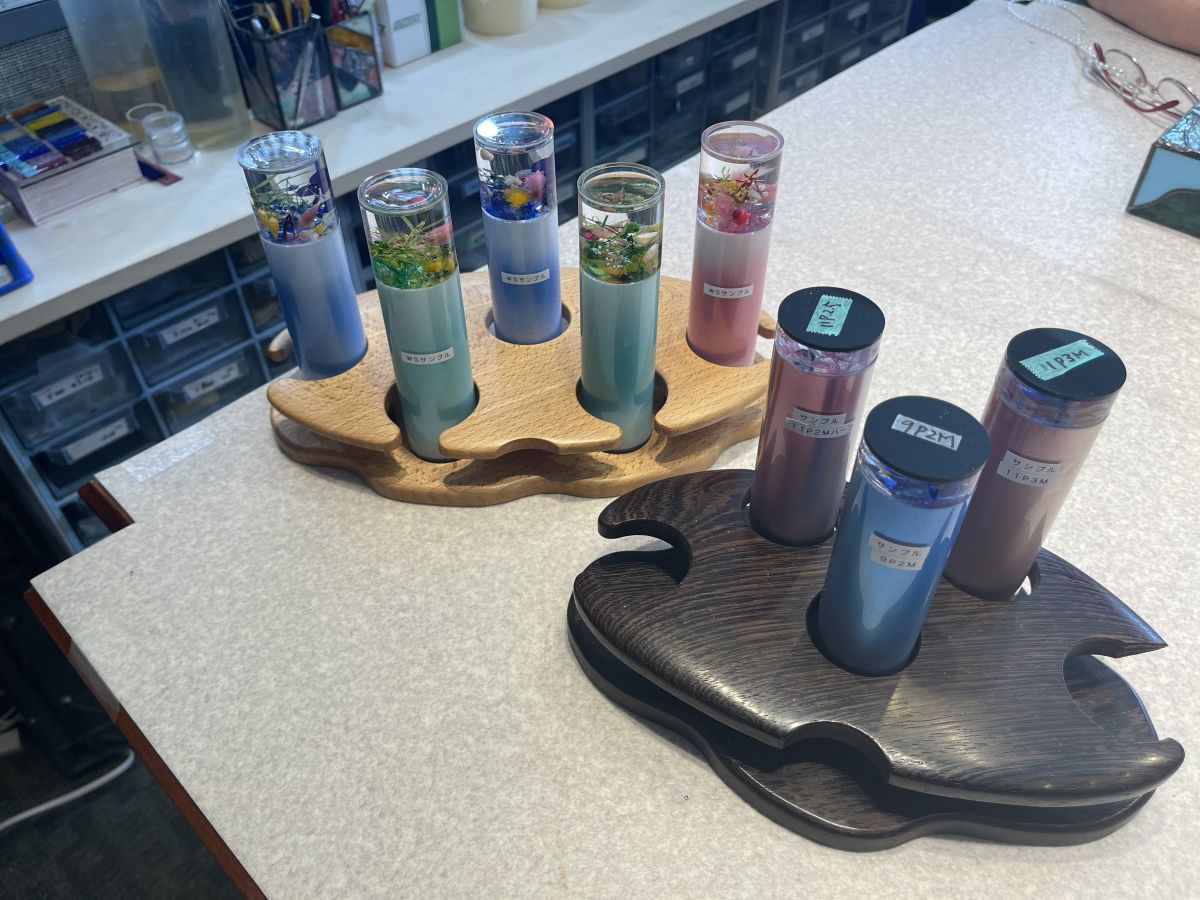 （左から）「ハーバリウム万華鏡」1万1000円、「オイルチェンバー万華鏡」1万1000円