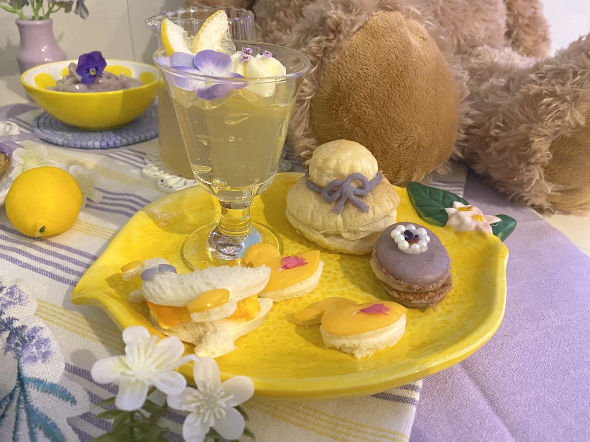 写真手前から時計回りに「アヒルの親子のサンドイッチ」、「レモンゼリー」、「麦わら帽子のミートパイ」、「マカロン」