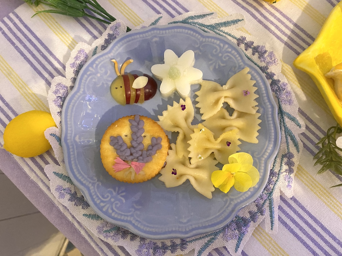 写真左上から時計回りに「トマトとブドウのハチ」、「ヨーグルトムース」、「レモンパスタ」、「ポテトサンド」