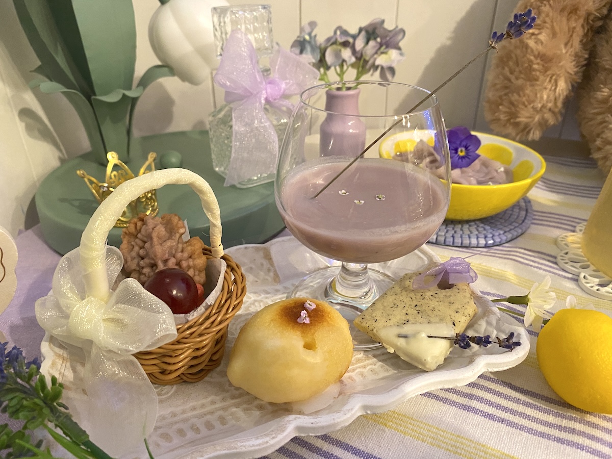 写真左から時計回りに「ラベンダーのクッキー」、「ビシソワーズ」、「ティーパッククッキー」、「レモンマドレーヌ」