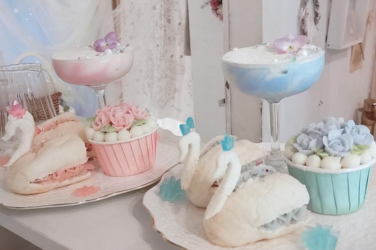 写真左から「定番カラーセット」ピンク色、水色