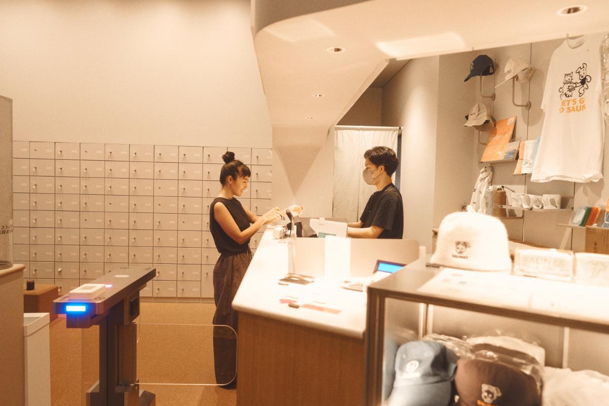 受付でリストバンド、バスタオル、フェイスタオル、サウナマットを受け取る