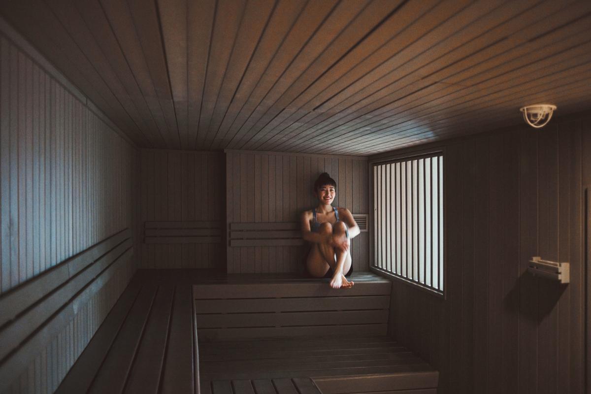 「HARMAA SAUNA（ハルマー サウナ）」ハルマーは、フィンランド語でグレーという意味