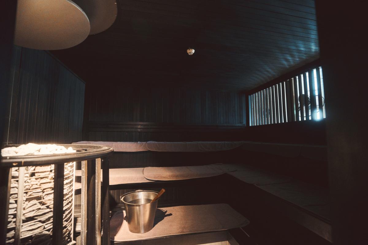 「MUSTA SAUNA（ムスタ サウナ）」ムスタは、フィンランド語で黒という意味