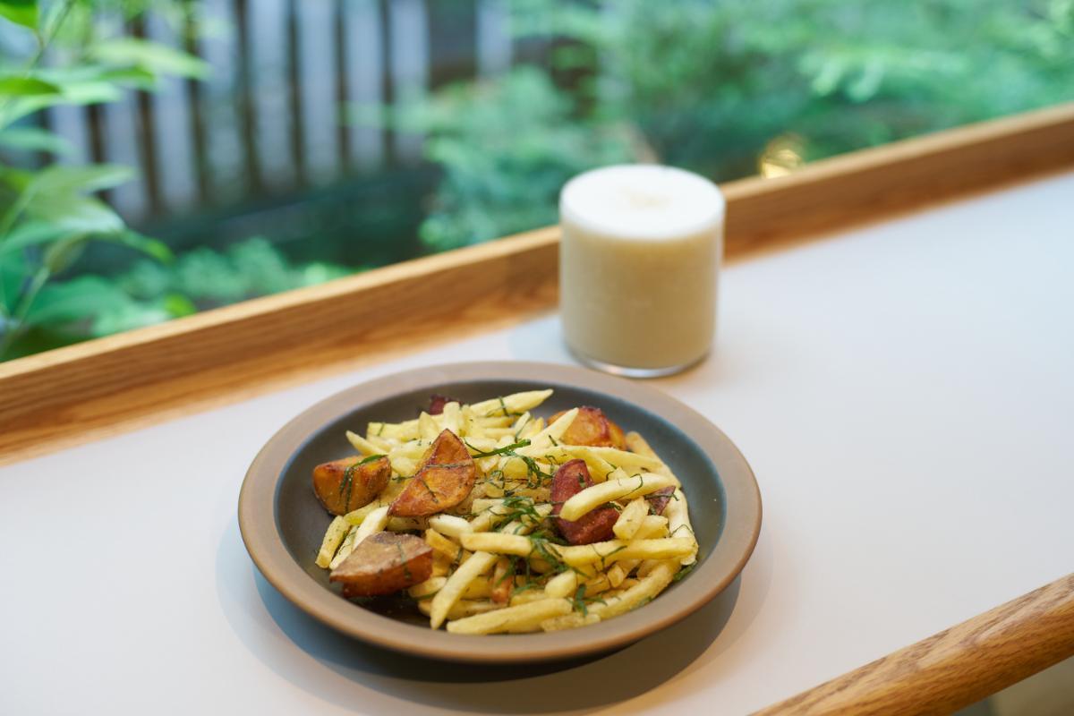 写真左から「2種のじゃがいもと大葉のフライドポテト」800円、「黒糖バナナミルク」700円