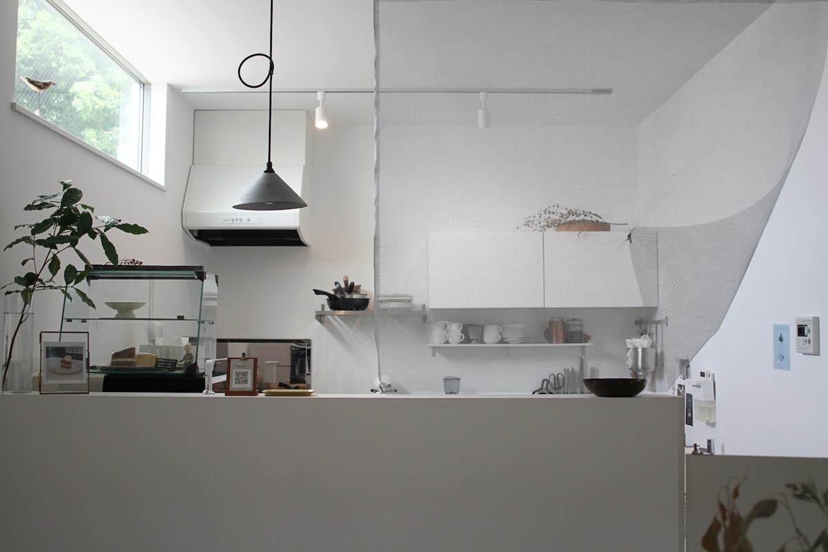 ハイサイドライト（高窓）で明るい店内