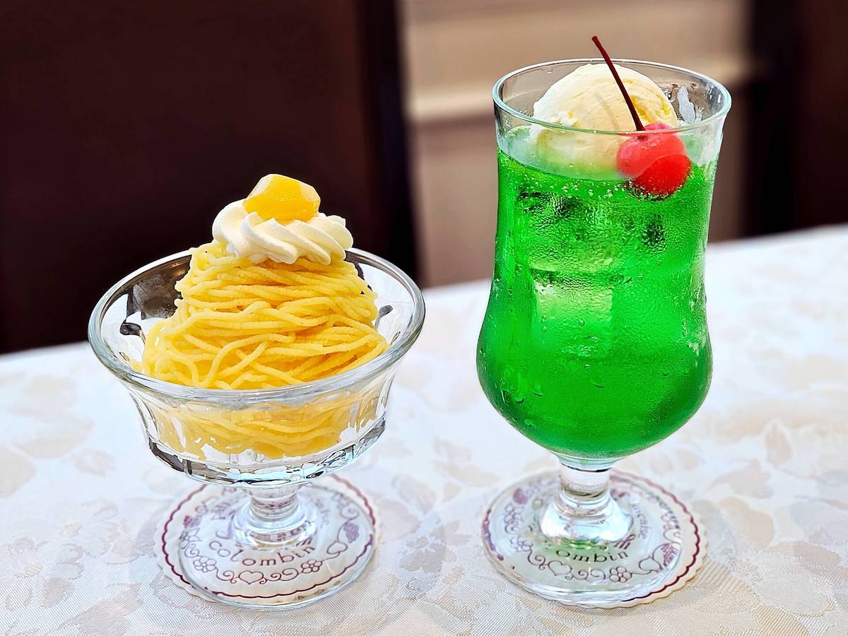 写真左から「アイスモンブラン」880円、「クリームソーダ」990円