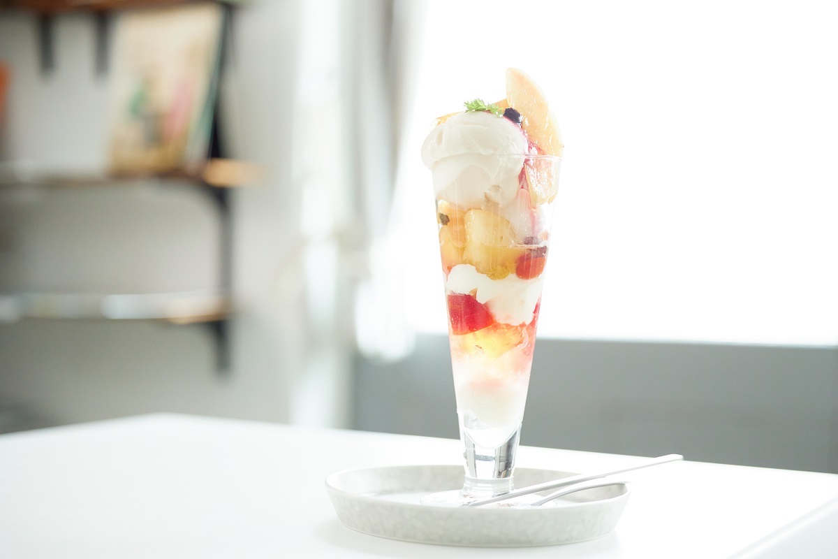 「ジャスミン桃とジンジャー、ライチのパフェ」（ドリンク付き）2500円