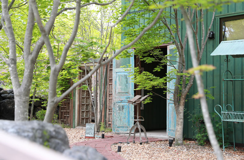 森の中に佇むようなカフェの建物