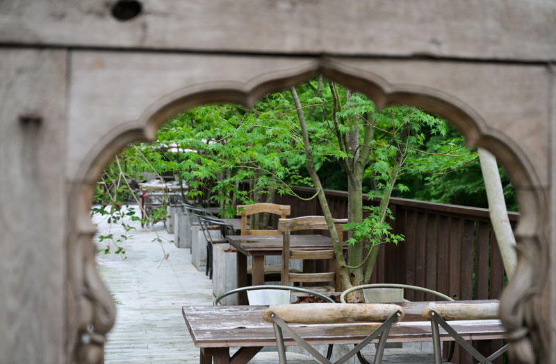 寺院の花頭窓を思わせる、ボタニカルテイストのアンティーク建具