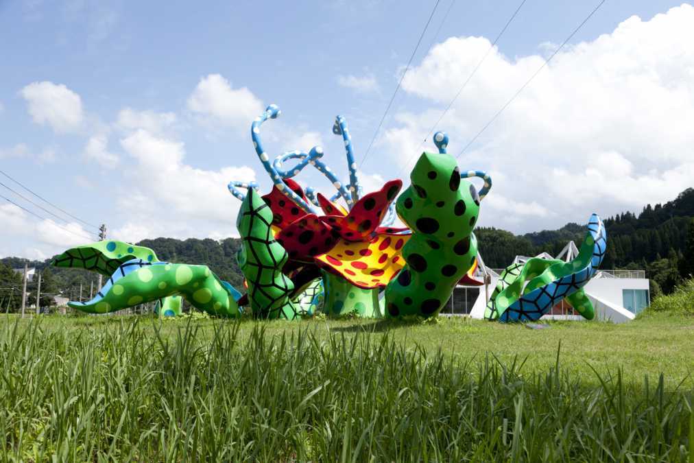 (C) 草間彌生「花咲ける妻有」（Photo by Osamu Nakamura）