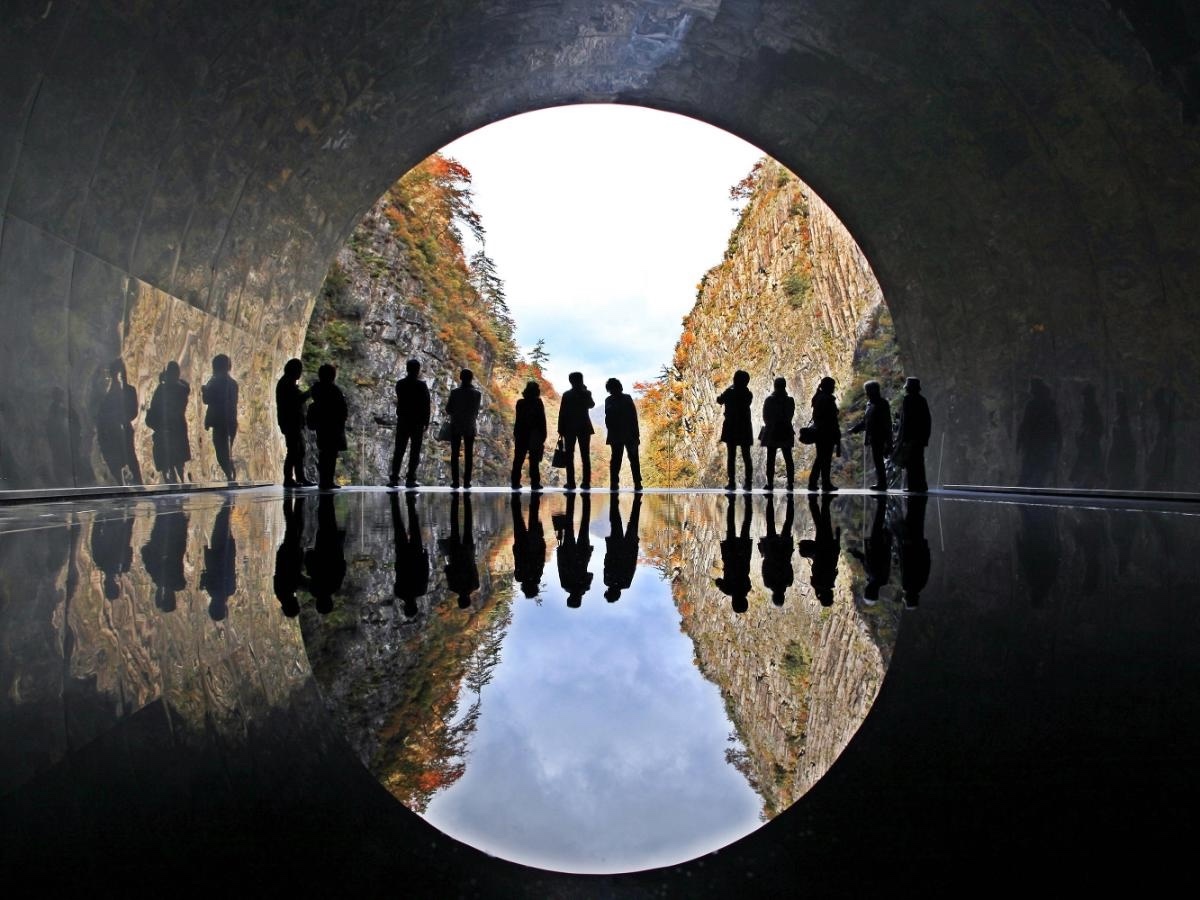  マ・ヤンソン / MADアーキテクツ「Tunnel of Light」(大地の芸術祭作品)(一社)十日町市観光協会 提供