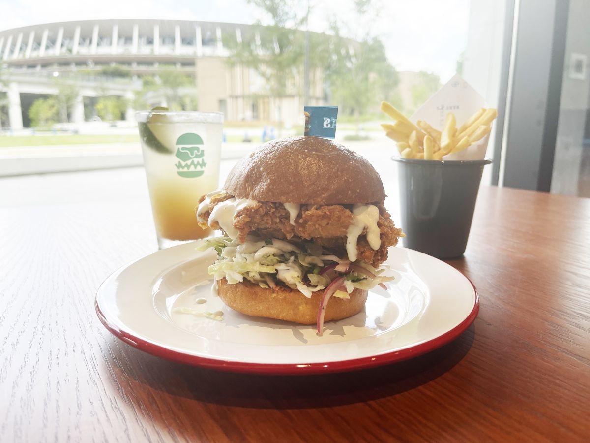 「クラシックフライドチキンバーガー」単品1500円、コンボセット+800円