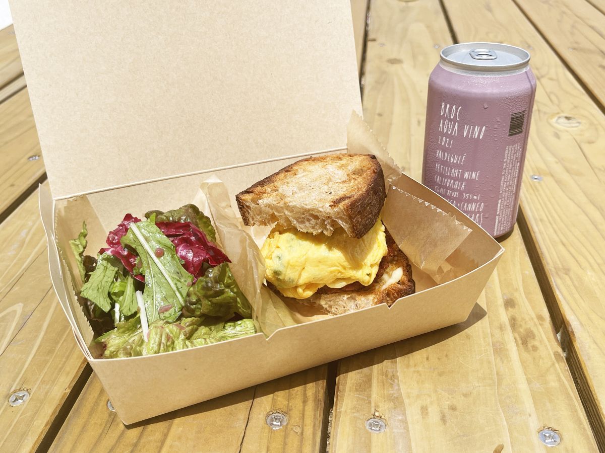 (左から)「オムレツサンド」1200円、「ブロックセラーズカリフォルニア」2400円