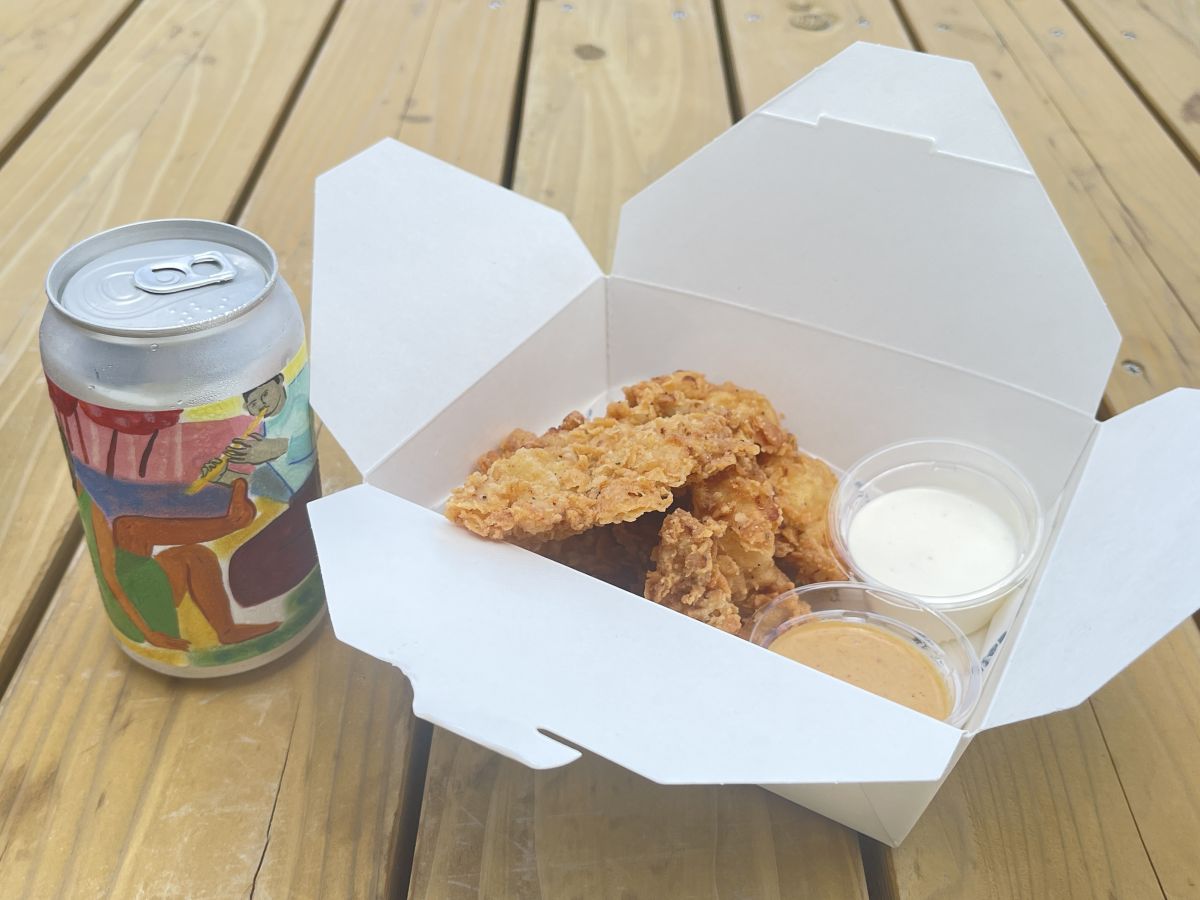 (左から)「Summer Night Serenade」900円、「ポップコーンチキン」1400円、「追加ソース」50円