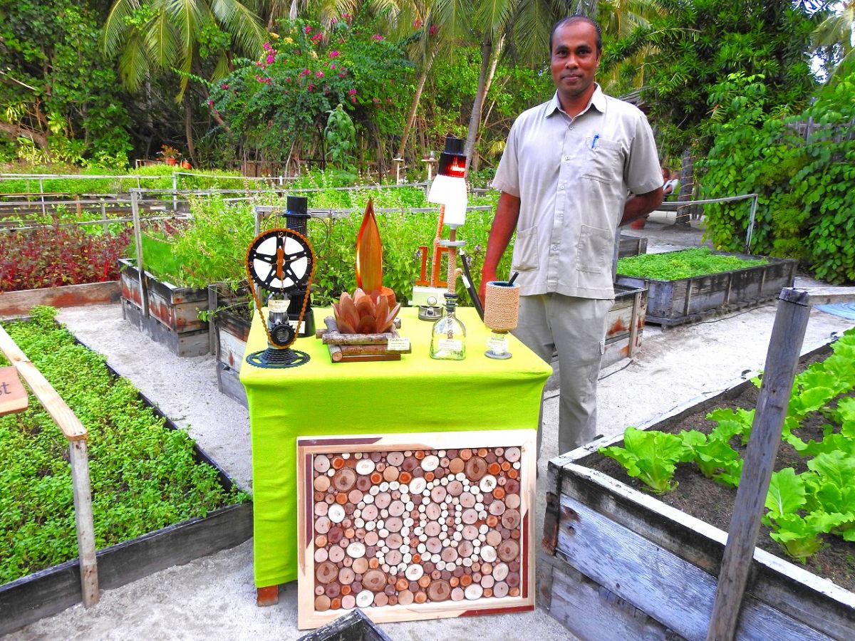 廃材を利用したスタッフの工芸品の数々。オーガニックガーデンで披露された(Photo / Gili Lankanfushi Maldives)