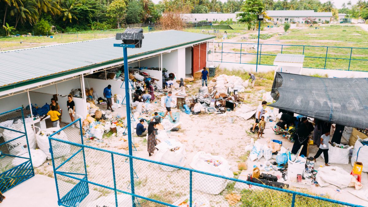 近隣のローカル島で開催されたソネバフシ主催のクリーンアップ・デー(Photo / Soneva Fushi)