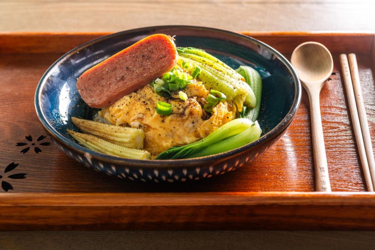 「午餐肉滑蛋飯」NT＄235 