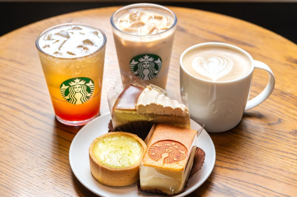 「阿里山密柚烏龍青茶」Tall NT$145(左)、「ラテ(ホット/アイス)」Tall NT$120(真ん中、右)、「レモンタルト」NT$70、「スポンジチーズケーキ」NT$80、「キャラメルマキアートコーヒーケーキ」NT$125