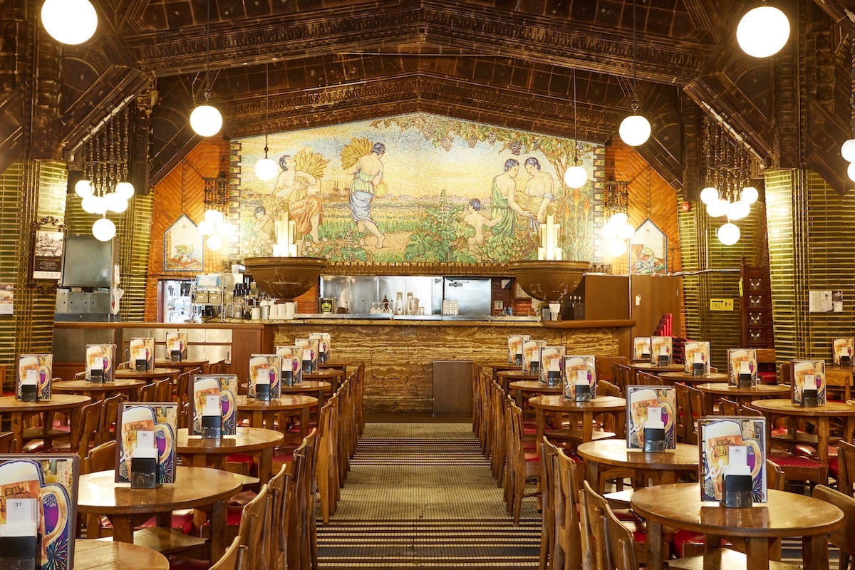 空襲を逃れ、90年前の佇たたずまいを残す内観