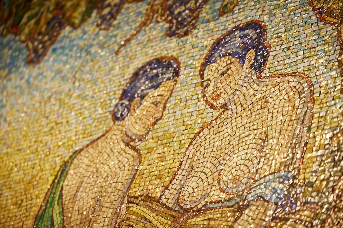 ガラスモザイクの色の濃淡で立体感や陰影が表現されている