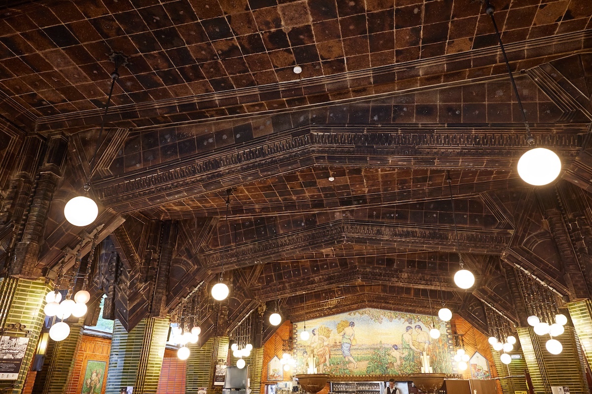 創建当時、天井の抗火石は白かったそう。経年変化で味わい深い色に