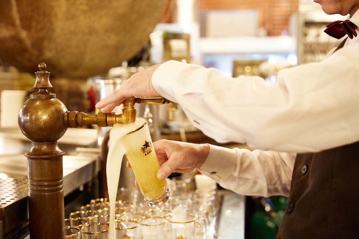 あっという間に注ぎ終わる「一度注ぎ」。グラスなら、なんと約3秒！