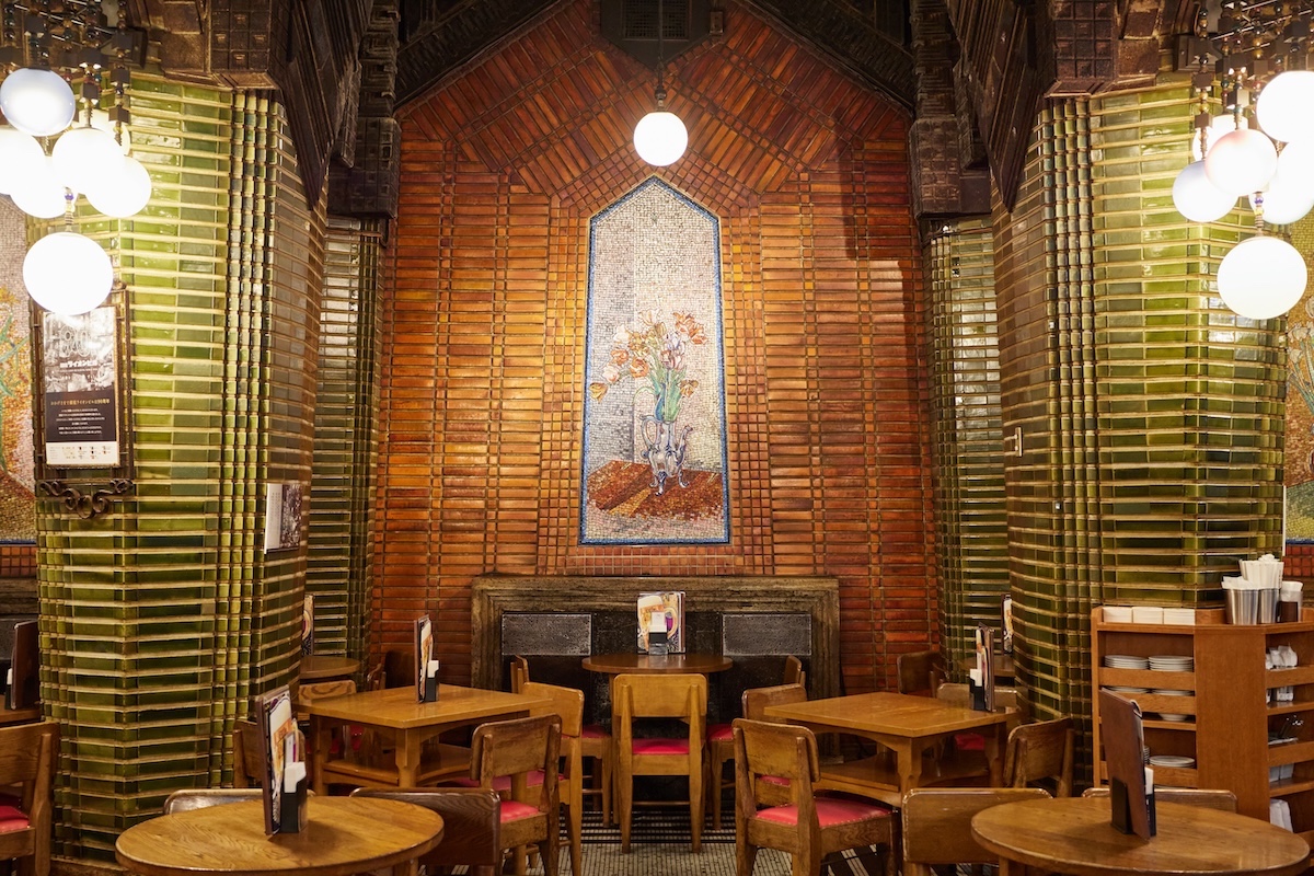 右側の壁際には、「マッカーサーが座った」と伝わるテーブルも